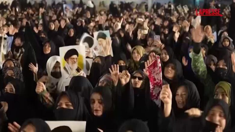 Pakistan, migliaia di sciiti in piazza a Karachi per ricordare Khamenei