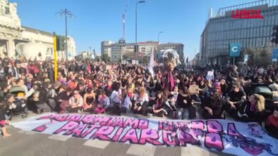 8 marzo, le immagini del corteo di Milano: azione dimostrativa su un palazzo