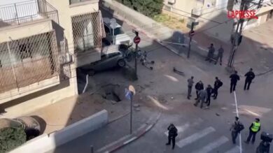 Missile iraniano sul Tel Aviv: buco nel manto stradale