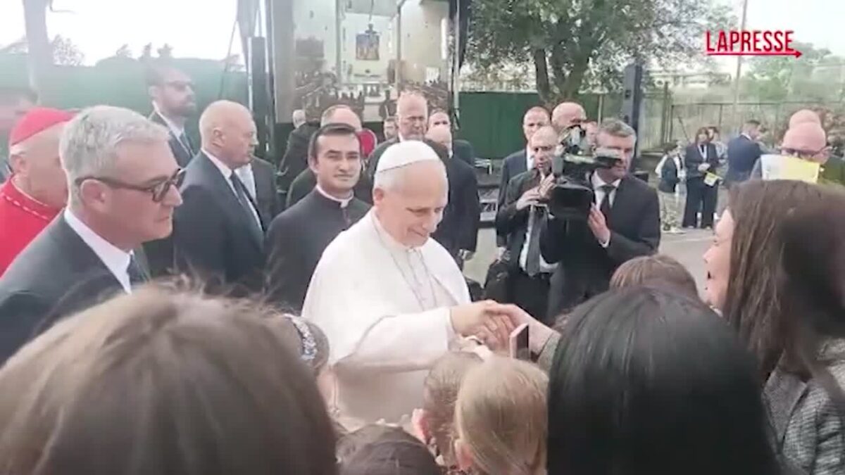 Roma, Papa Leone XIV in visita alla parrocchia di Torrevecchia: il momento dell'arrivo