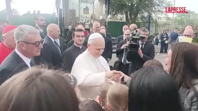 Roma, Papa Leone XIV in visita alla parrocchia di Torrevecchia: il momento dell'arrivo