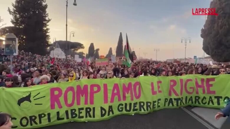 8 marzo, la pioggia non ferma il corteo ‘Non una di meno’ a Roma