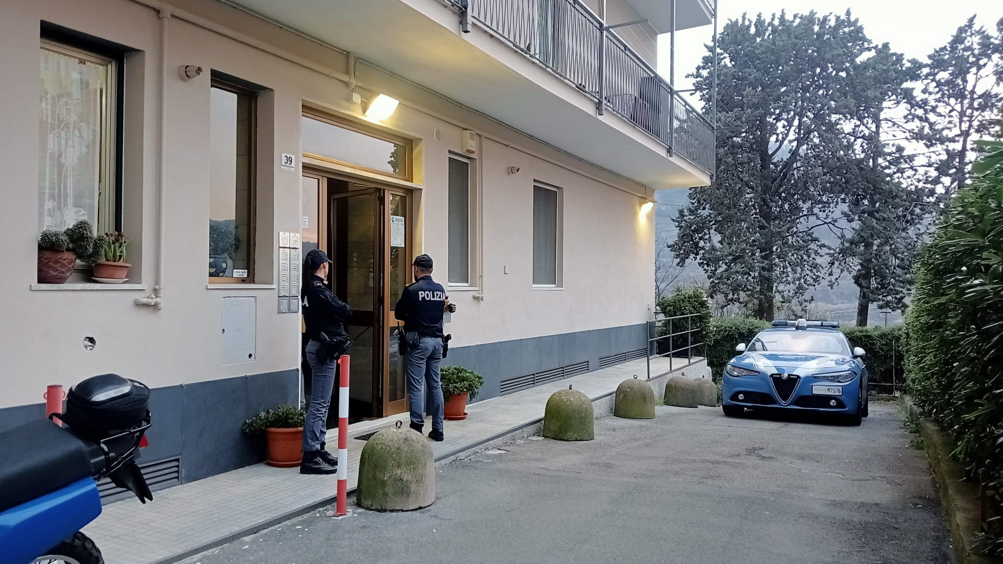 Genova, 87enne trovata morta: è stata accoltellata, il figlio portato in questura Genova, 87enne trovata morta: è stata accoltellata, il figlio portato in questura