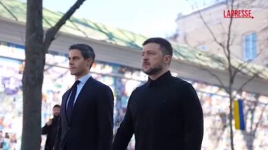 Ucraina, Zelensky e il premier olandese Jetten al Muro della Memoria di Kiev