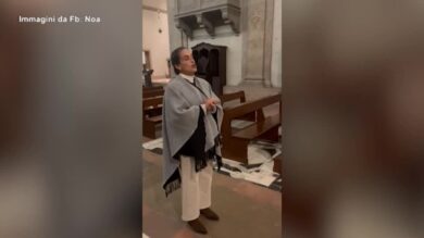 Noa, la cantante israeliana bloccata a Firenze canta in chiesa
