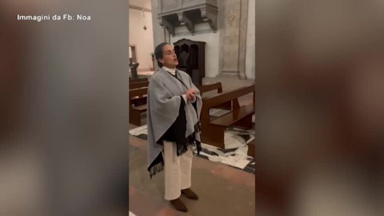 Noa, la cantante israeliana bloccata a Firenze canta in chiesa