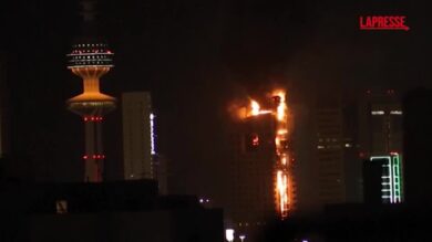 Iran, Kuwait City sotto attacco: le immagini del grattacielo in fiamme