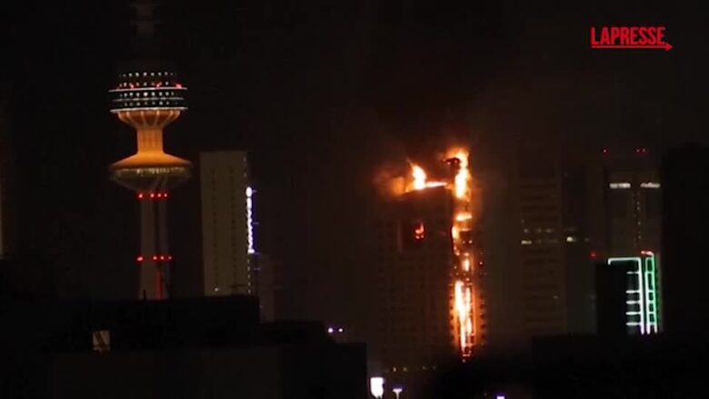 Iran, Kuwait City sotto attacco: le immagini del grattacielo in fiamme