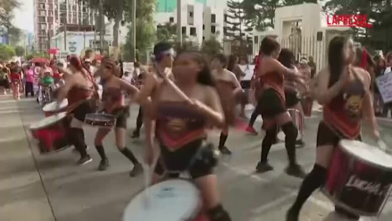 8 marzo, migliaia di donne in piazza in Perù