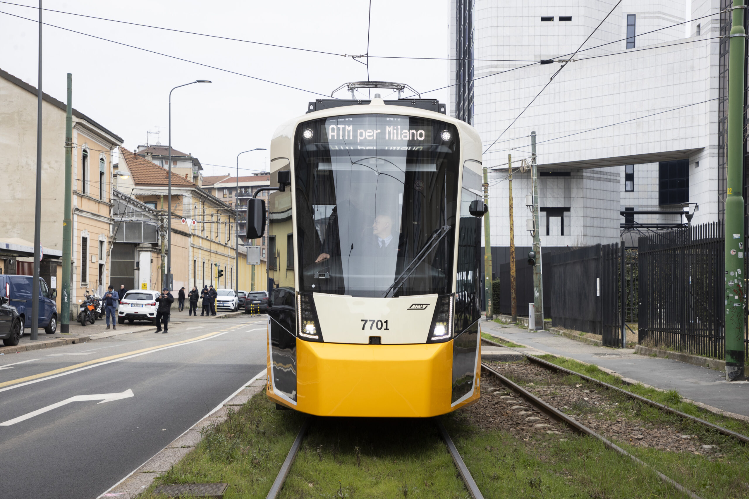 Milano, tram ancora fuori dai binari: l’incidente questa mattina