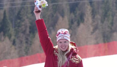 Paralimpiadi 2026, inno russo per l’oro e Voronchikhina canta in lacrime: “Qui tutti uguali”