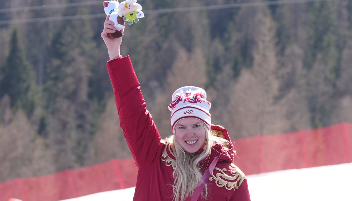 Paralimpiadi 2026, inno russo per l’oro e Voronchikhina canta in lacrime: “Qui tutti uguali”