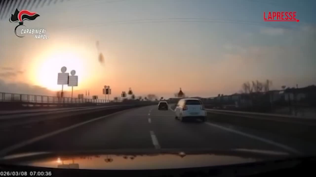 Napoli, in fuga a 200 chilometri orari: l'inseguimento dei carabinieri