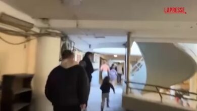 Israele, missili su Tel Aviv: persone fuggono in cerca di riparo