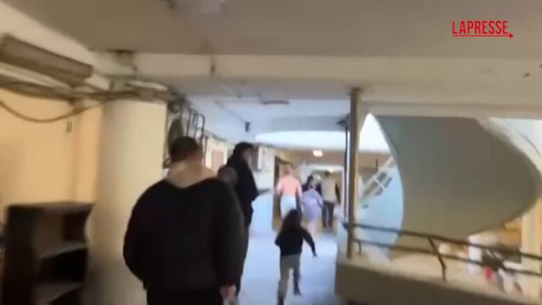 Israele, missili su Tel Aviv: persone fuggono in cerca di riparo