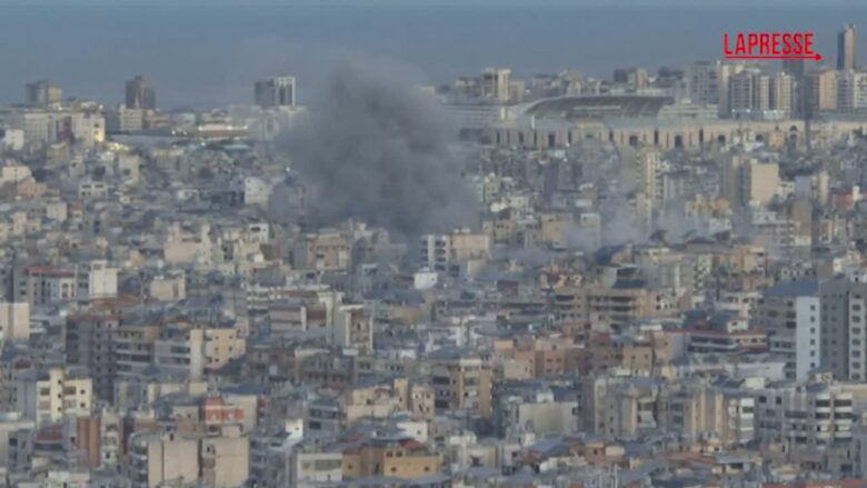 Libano, una nuvola di fumo avvolge Beirut dopo un'esplosione