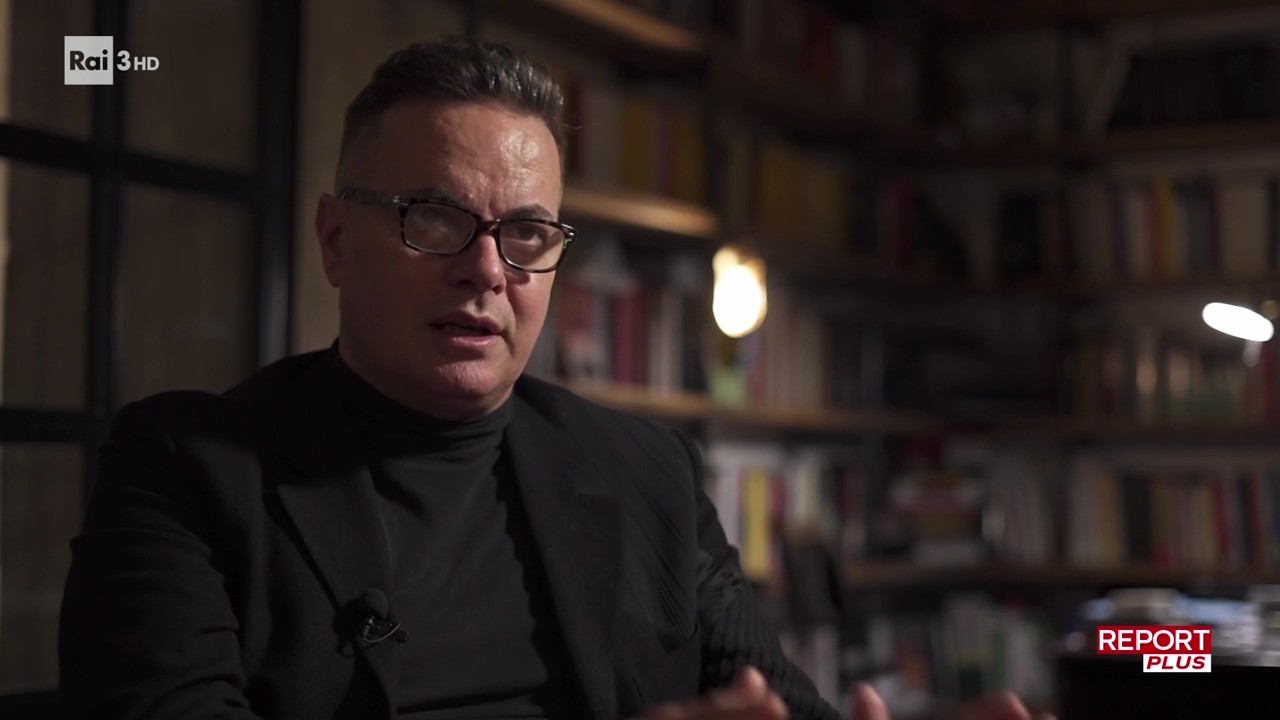 Milano, Klaus Davi aggredito da ultras rossoneri a San Siro