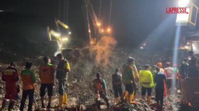 Indonesia, una valanga di rifiuti sommerge i lavoratori nella più grande discarica del Paese