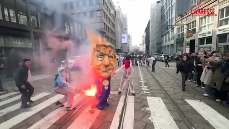 Milano, bruciato un busto di Trump durante una manifestazione studentesca