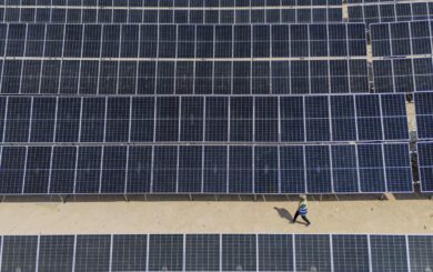 Caro bollette, Ue lancia il pacchetto per ridurre i prezzi e investire in energia pulita