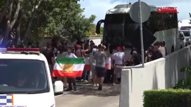 Australia, manifestanti bloccano autobus con squadra di calcio femminile iraniana