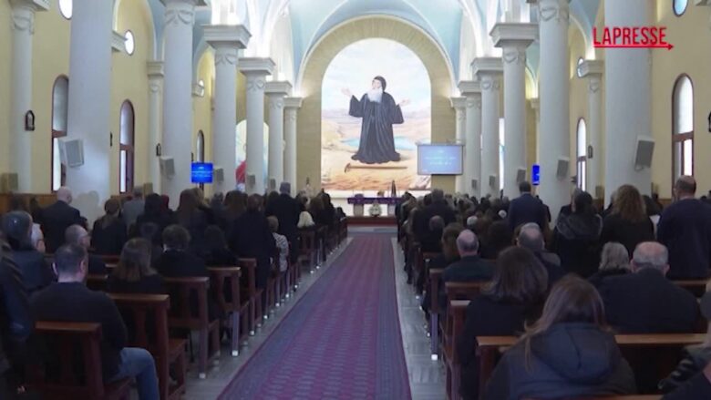 Libano, residenti di in villaggio bombardato ai funerali di un concittadino