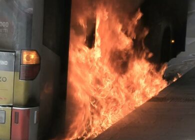 Svizzera, autobus in fiamme nel cantone di Friburgo: 6 morti e 5 feriti. Un uomo si sarebbe dato fuoco a bordo