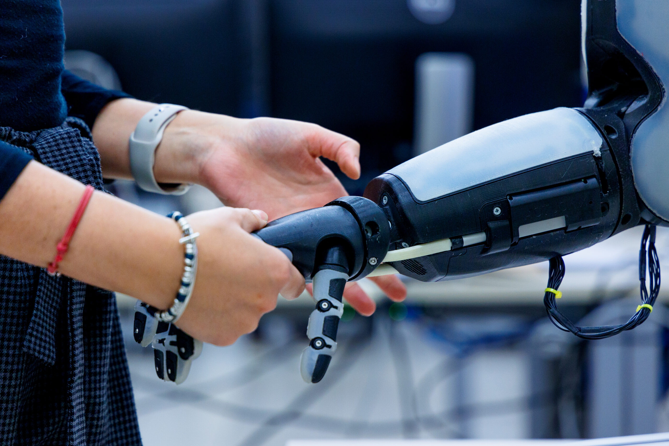 Tatto artificiale smart e sostenibile grazie all’AI, la ricerca per robot e protesi sensibili 