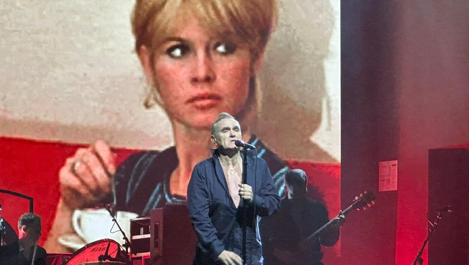 Morrissey a Milano: l’ex Smiths conquista tra nostalgia, poesia e irriverenza