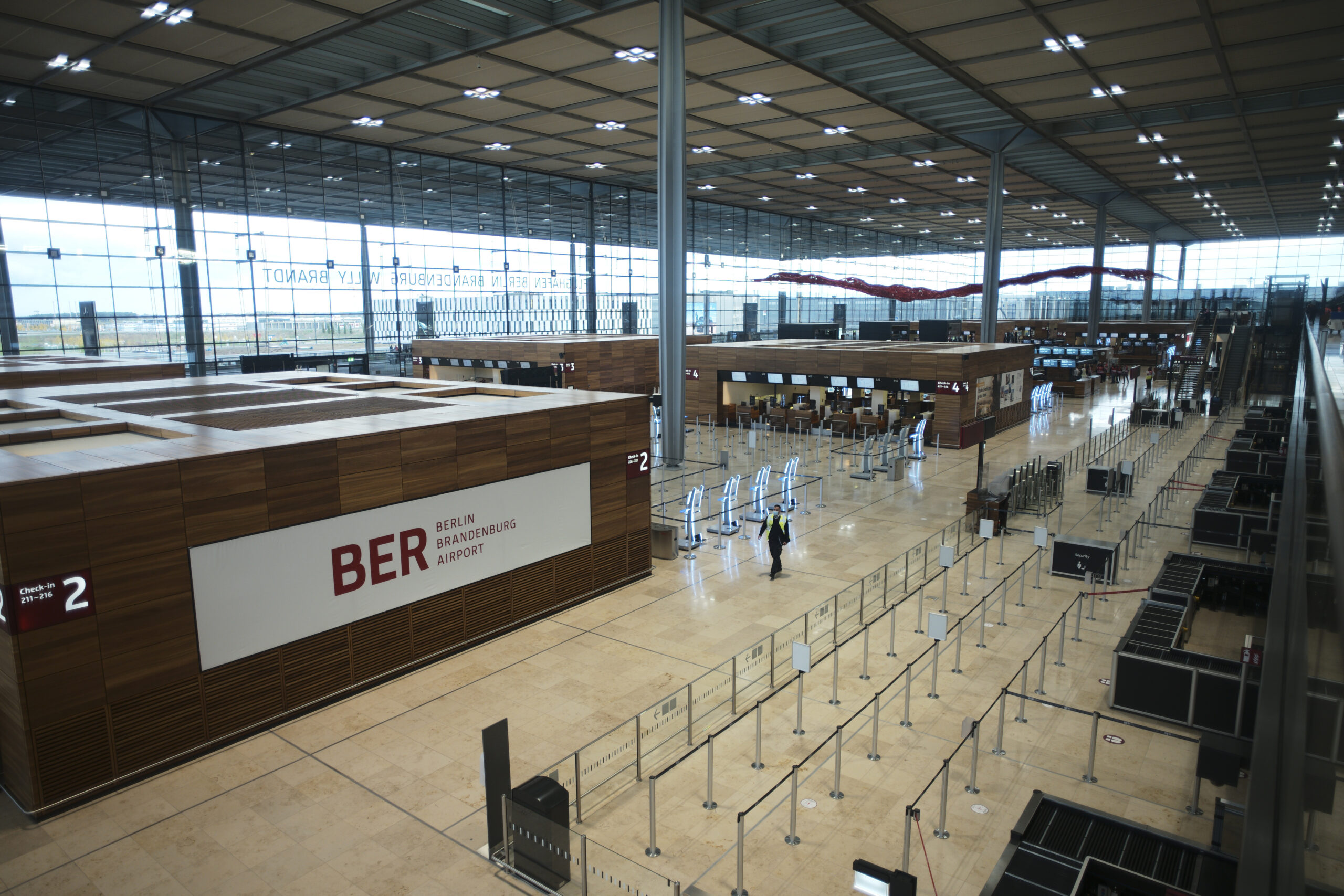Germania, oggetto volante non identificato: aeroporto di Berlino sospende i voli