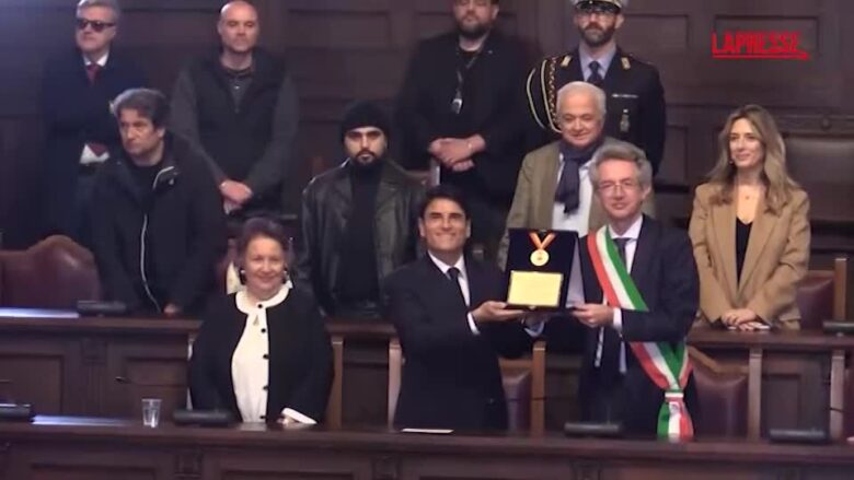 Napoli, Sal Da Vinci premiato dal sindaco Manfredi: "Le polemiche passano la musica resta"