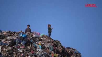 Gaza, i giganteschi cumuli di rifiuti che mettono a rischio la salute dei palestinesi