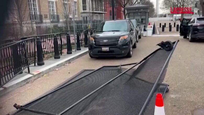 Usa, camion travolge transenne alla Casa Bianca: autista fermato, nessun ferito