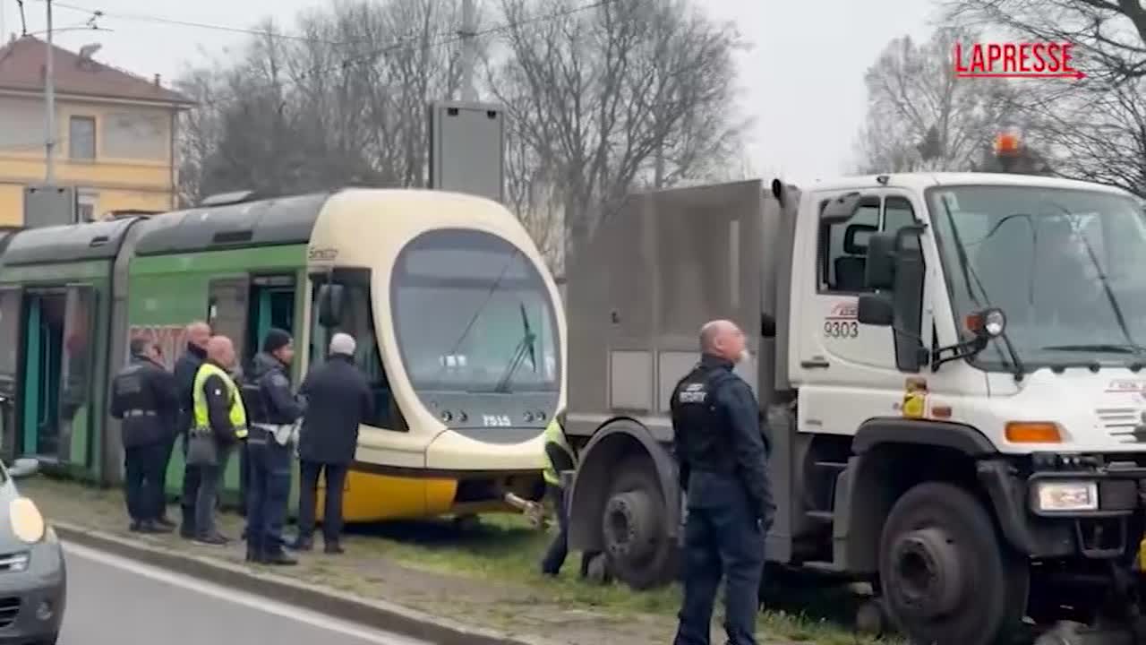 Milano, principio di incendio sul tram 27: a bordo una ventina di passeggeri