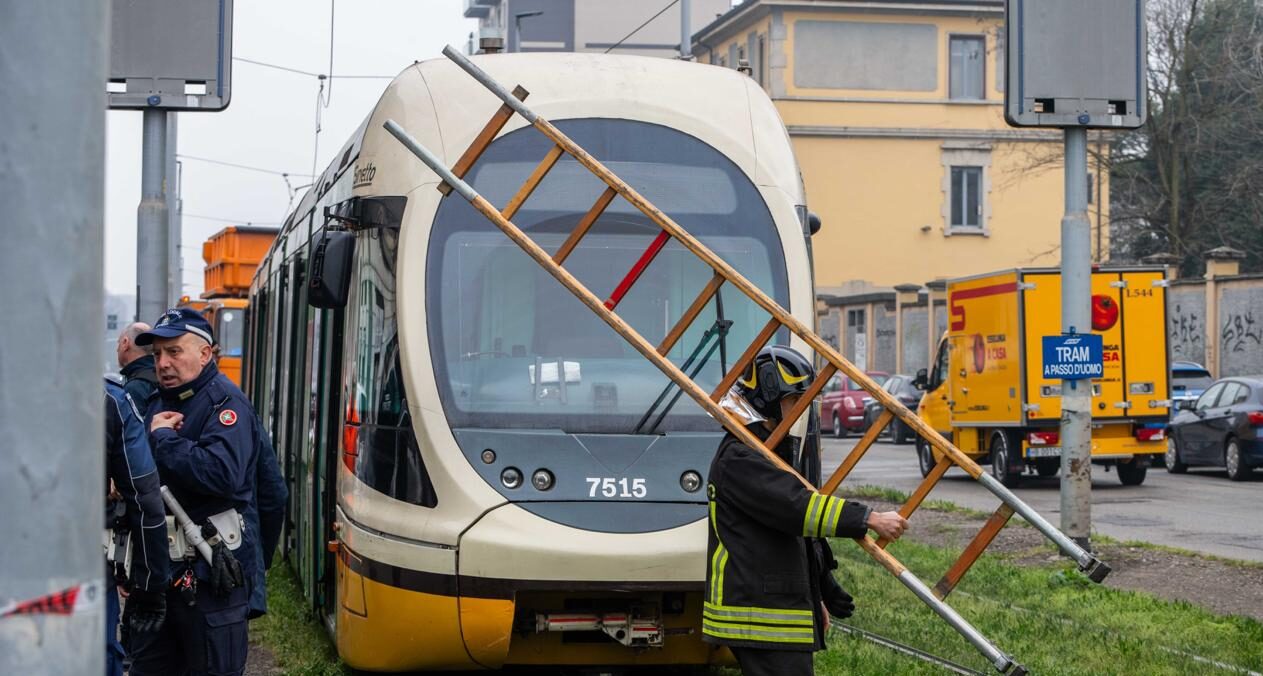 Milano, principio di incendio su un tram con passeggeri a bordo: non ci sono feriti