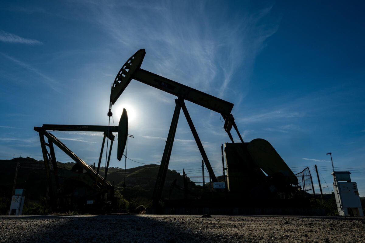 Iran, l’AIE rilascia 400 mln barili di petrolio. No dell’Ue al greggio russo e allo stop dell’ETS