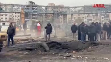 Iran, il cratere lasciato da un missile in piazza Resalat a Teheran