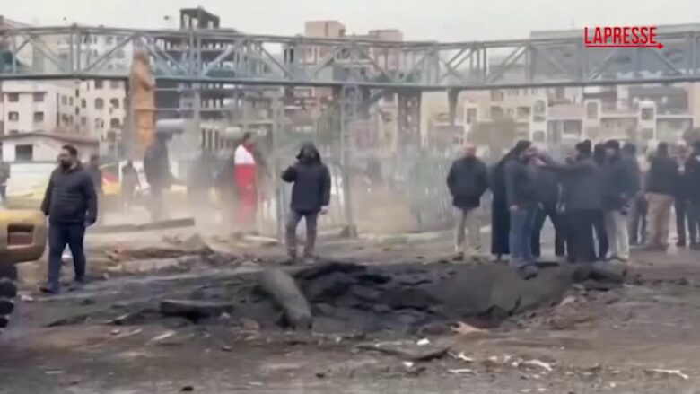 Iran, il cratere lasciato da un missile in piazza Resalat a Teheran