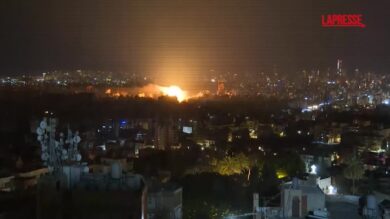Libano, una grande esplosione illumina nella notte il cielo di Beirut