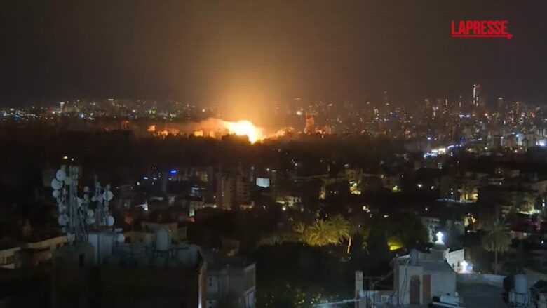 Libano, una grande esplosione illumina nella notte il cielo di Beirut
