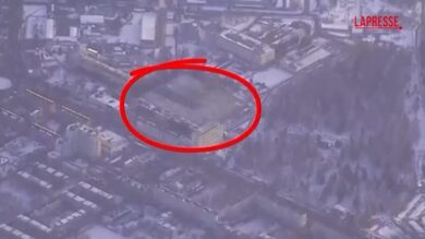 Ucraina, attaccato uno stabilimento nella regione russa di Bryansk: le immagini dell'esplosione