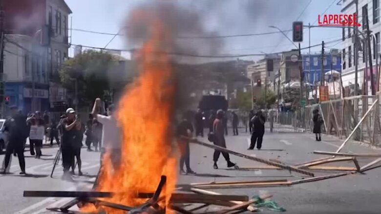 Cile, proteste all’insediamento di Kast: bruciate bandiere USA e Israele