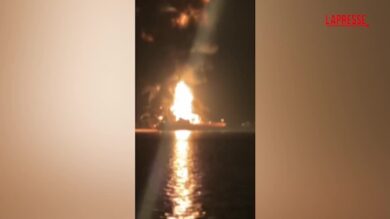 Iraq, attaccata petroliera vicino al porto di Bassora: la nave in fiamme