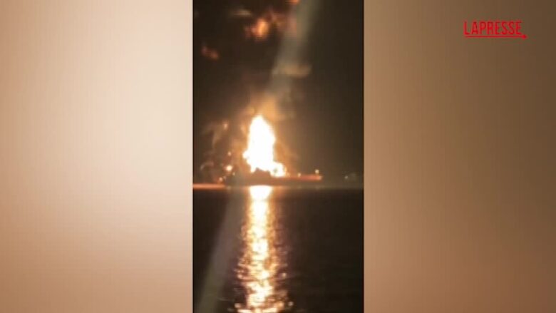 Iraq, attaccata petroliera vicino al porto di Bassora: la nave in fiamme