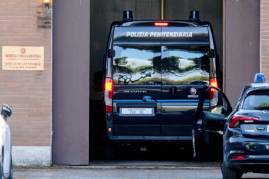 Violenze e torture nel carcere minorile Casal del Marmo, indagati 10 agenti