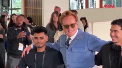 Oscar 2026, il comico Conan O’Brien stende il tappeto rosso