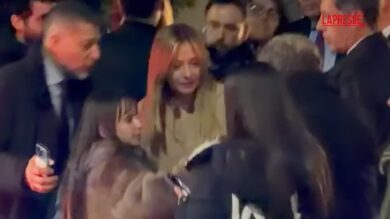 Referendum giustizia, Meloni lascia il Teatro Parenti con selfie con i fan
