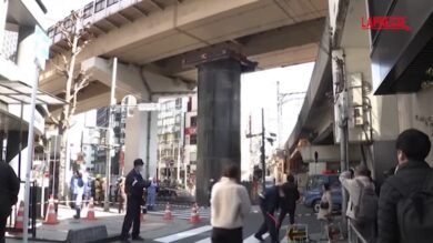 Giappone, tubo di acciaio alto 13 metri spunta dal terreno e blocca le strade di Osaka