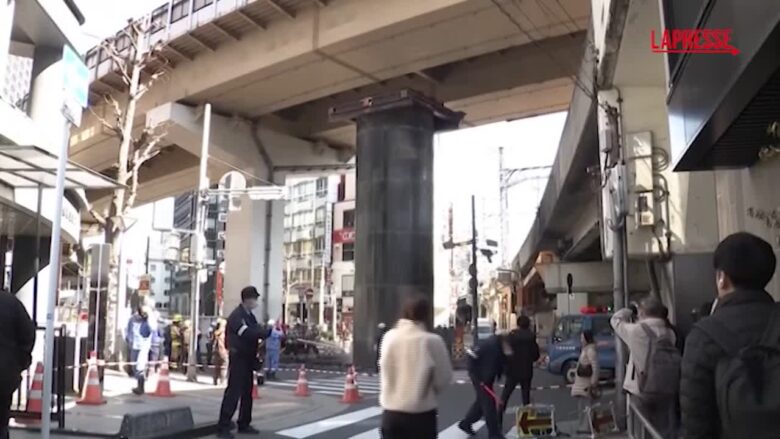 Giappone, tubo di acciaio alto 13 metri spunta dal terreno e blocca le strade di Osaka