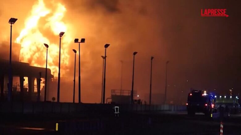 Bahrein, attacco iraniano provoca un enorme incendio nella struttura governativa di Muharraq